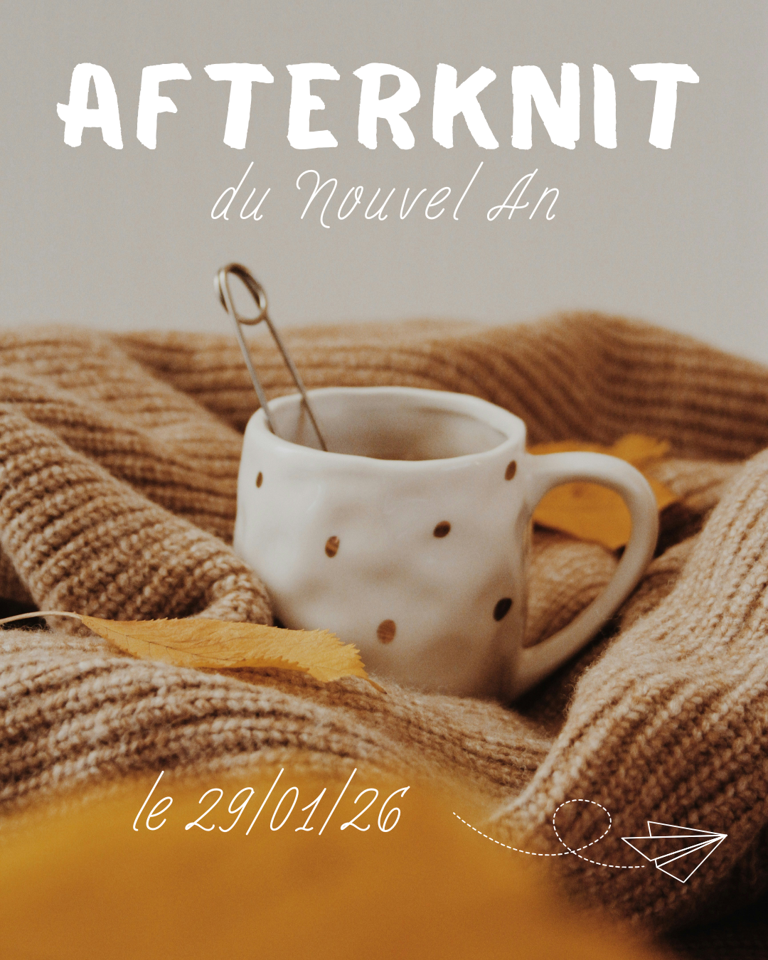 Tasse de thé blottie dans des pulls en laine avec le titre AFTERKNIT et la date du 29/01/2026