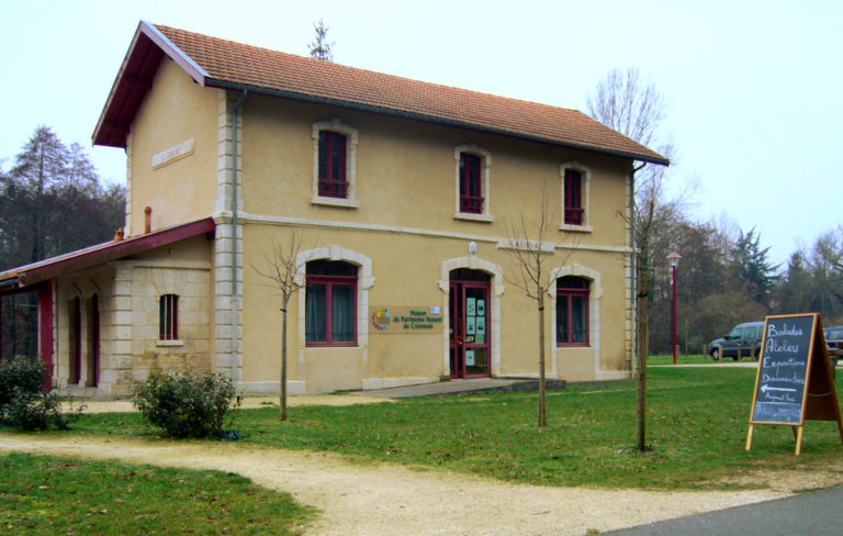Maison du Patrimoine naturel du Créonnais; maison en pierre dans un parc vert avec un sentier de terre