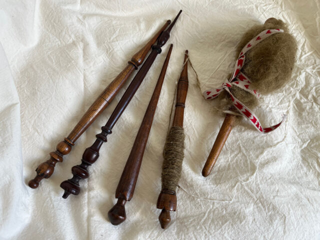 Suite des découvertes faites pendant les vacances 🌿🧶
Dans le précédent post, je vous montrais comment je gardais la tête dans les moutons, avec la visite d’un musée qui expose des outils anciens.
Pour les moins connaisseurs, je vous mets la description de chaque outil en photo.
Voir ces objets anciens a été pour moi l’occasion de ressortir mes propres fuseaux français, accompagnés d’une petite quenouille à main pour tenir la fibre, et de vous les faire découvrir.
Lors de ma visite en Espagne, je n’ai malheureusement pas trouvé de boutique ouverte vendant de la laine locale.
Mais j’ai eu le plaisir d’échanger avec l’adorable Montse, de la boutique @iruten2024.arti
C’est auprès d’elle que j’ai pu acheter en ligne de la laine de brebis basque espagnole de type Latxa à tête noire, du Parc Naturel Gorbeia. 🐑🇪🇸
Il s’agit d’une laine filée artisanalement à la main dans son atelier, d’une belle couleur crème avec de petits accents de gris et de noir.
J’ai hâte de trouver un projet spécial à tricoter avec cette laine. 🧣✨
#lainedebordeaux #frenchspindle #distaff #quenouille #latxa #lainelocale