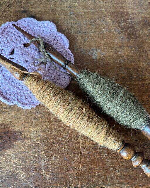 Fin de la parenthèse des découvertes faites pendant les vacances 🌿🧶
Lors de mon dernier post, j’ai eu un petit souci de publication et les photos ne se sont pas bien affichées.
Voici donc la laine de brebis Latxa réalisée par Montse @iruten2024.arti
C’est une laine à la belle couleur crème, avec de petits accents de fibres noires et grises, filée artisanalement. 🐑🤍
J’ai également terminé de filer au fuseau français, mes échantillons de laine aux fibres mélangées de différentes races de mouton, pour mes tests destinés à des laines à chaussettes. 🧦
La production d’écheveaux de laine de brebis landaise suit son cours, et bientôt, la moelleuse laine de brebis Southdown partira au cardage. ✨
Je vous parlerai prochainement de mes expériences en teinture végétale locale, ainsi que d’un petit projet solidaire pour le prochain Afterknit. 🥰
Et vous, sur quel type de projet laine aimeriez-vous que je vous fasse découvrir ? 🐑💬
#lainedebordeaux #lainelocale #filage #handspinning #frenchspindle #distaff #southdownsheep #brebislandaise