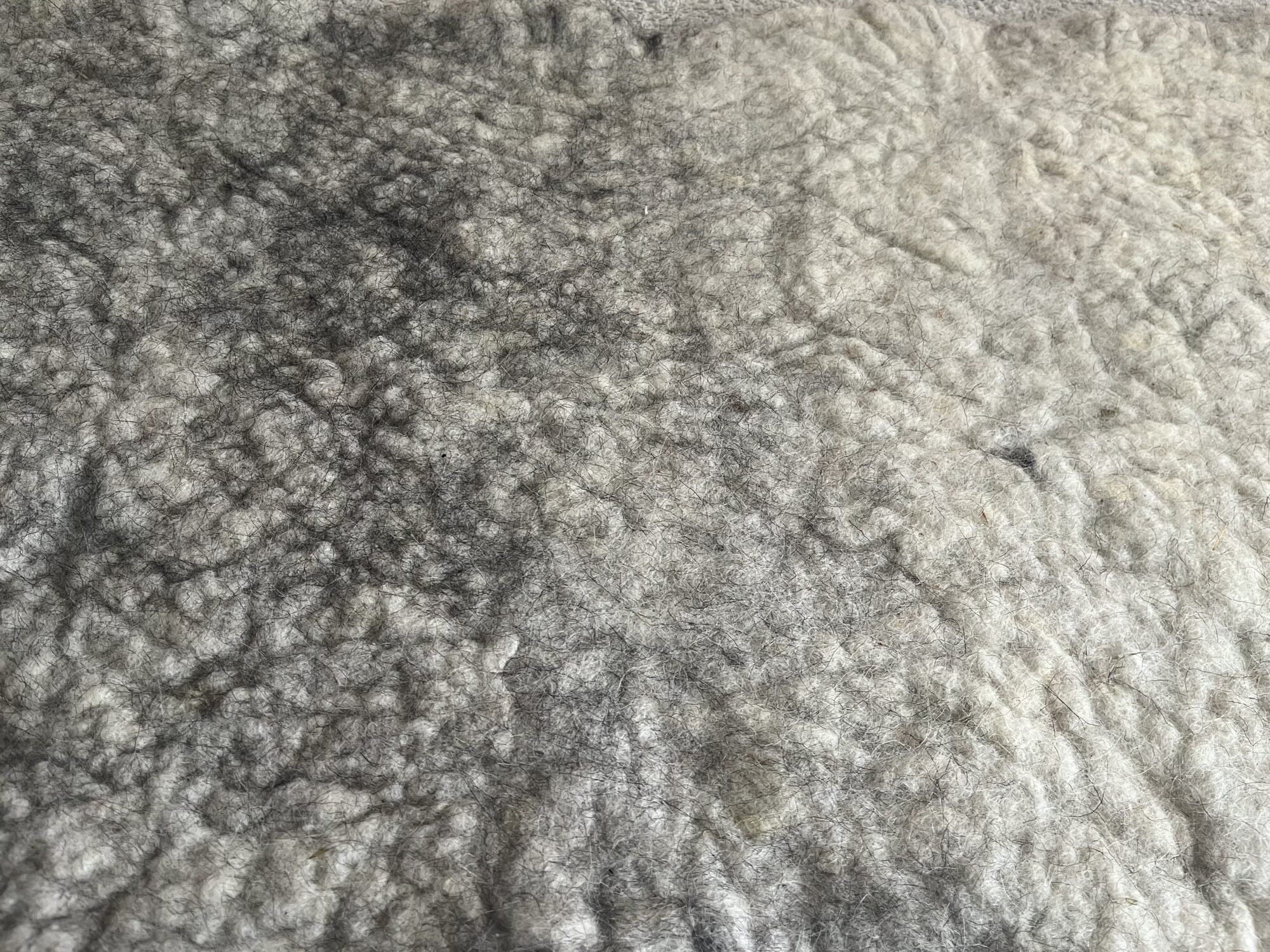 plaque de laine feutrée dans les tons naturels blanc à gris