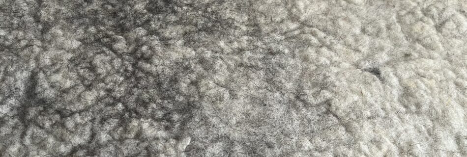 plaque de laine feutrée dans les tons naturels blanc à gris