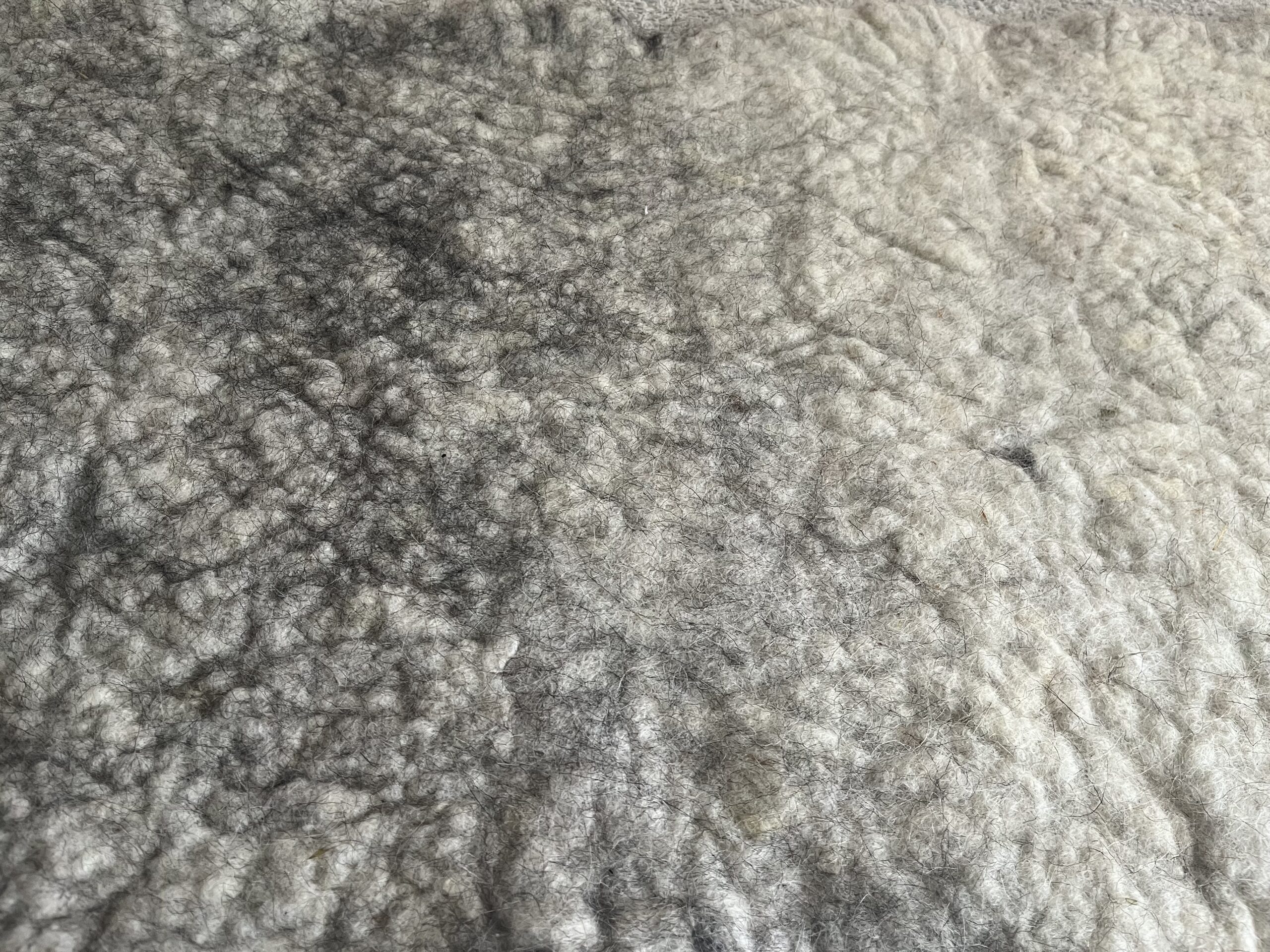 plaque de laine feutrée dans les tons naturels blanc à gris